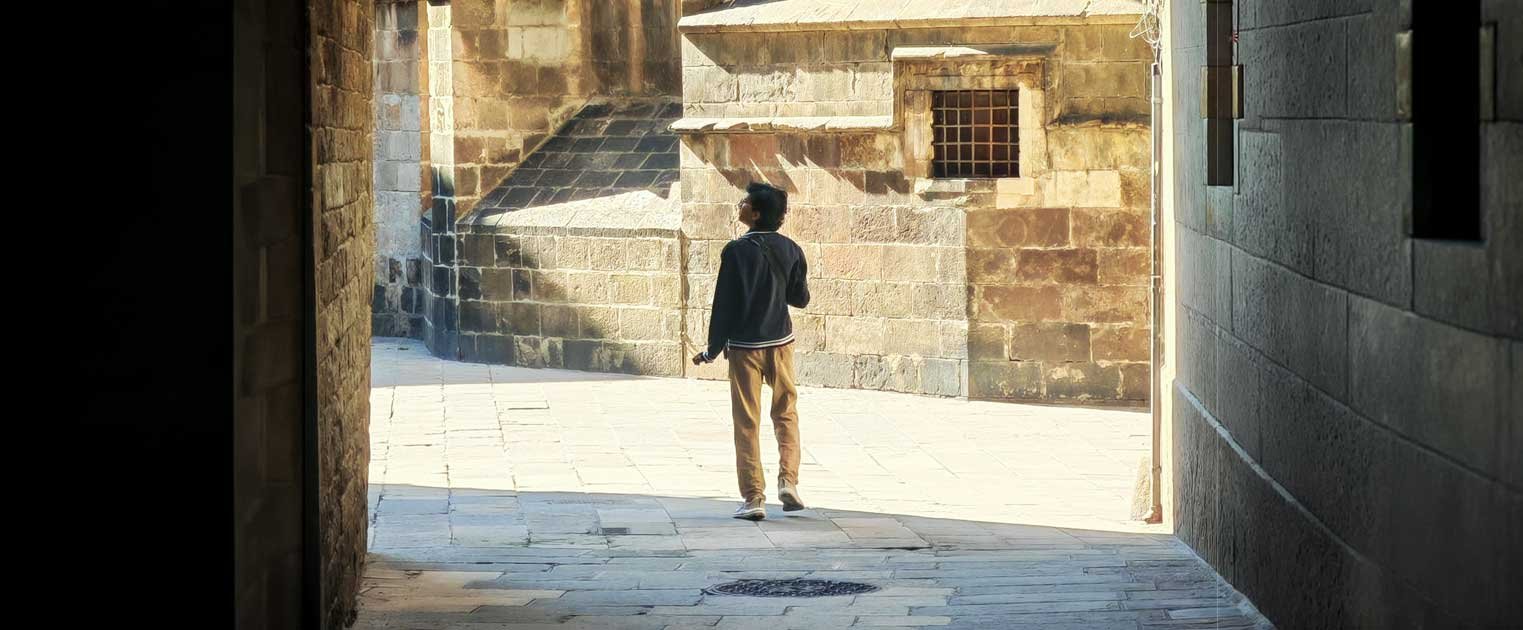 Una persona disfrutando de la ruta Ando Gótico de ando.tours