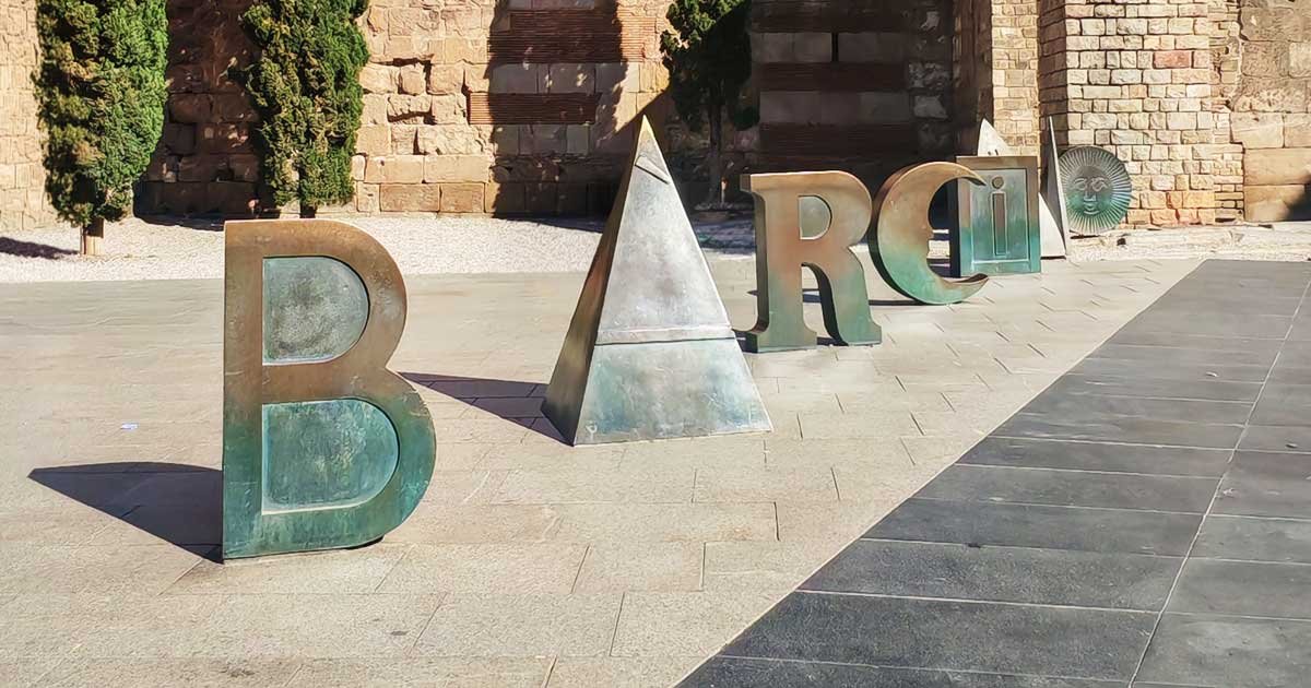 Letras Barcino en plaza Catedral de Barcelona, foto tomada por Ando Tours